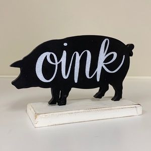 “Oink” pig decor